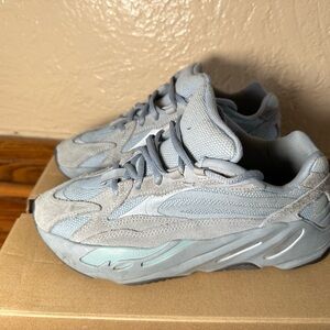 Yeezy Boost 700 Hospital Blue Size 5.5